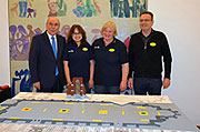 Ulms Oberbürgermeister Ivo Gönner und die beiden LEGO Modelldesignerinnen Anastasia Trautwein und Vera Feldmann